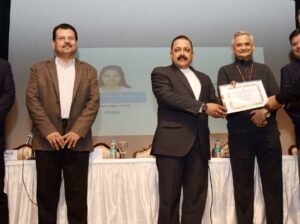 Dr. Jitendra Singh honours best performing employees of DoPT