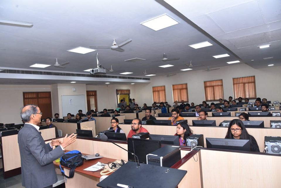 GATE Score Not Required ! IIT Kanpur Opens Applications for 8 e-Master Degree Programs