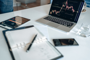 Key Differences Between Corporate Finance and Investment Banking as Career Tracks
